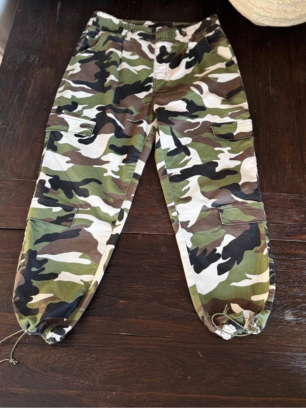 NWOT 💚🤍🖤CAMO CARGO PANTS